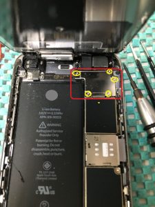 急に壊れたiPhone6s 画面交換 コネクター外し スマホスピタル佐賀駅前店