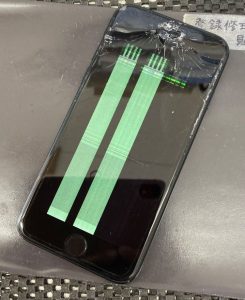 割れて線が入ったiPhone SE3 画面交換修理前 スマホスピタル佐賀駅前店