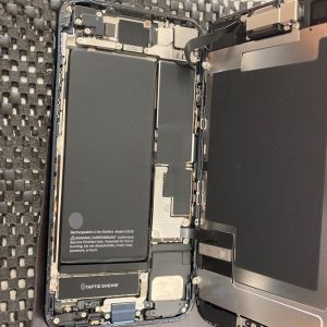 割れて液晶に線が入った iPhone SE 3 画面交換修理 内部状態 スマホスピタル佐賀駅前店