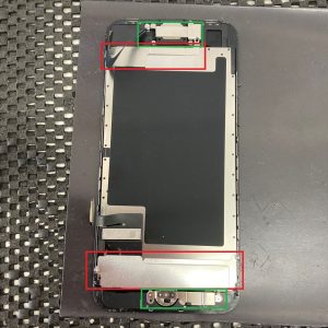 割れて液晶に線が入った iPhone SE３ 画面交換修理 部品移殖 スマホスピタル佐賀駅前店