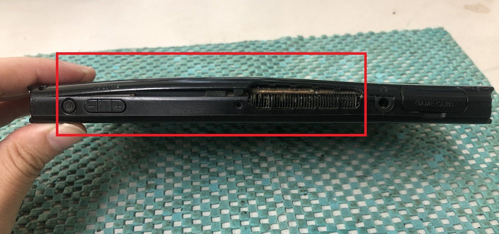 任天堂Switch】バックパネルが変形して外れそうに…その原因とは