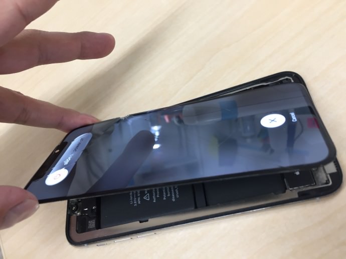 嘘でしょ まさかの落下でiphonexの画面が 外れた スマホスピタル高槻