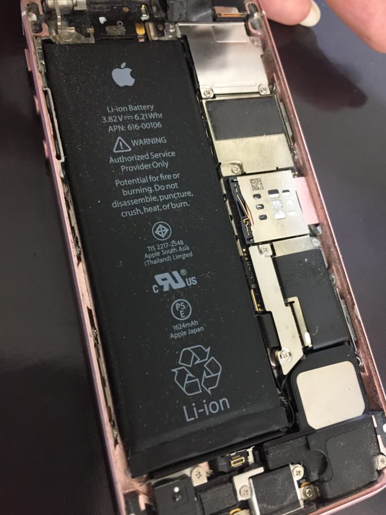 iPhoneSE　画面　割れ　中に埃　故障　高槻　大阪