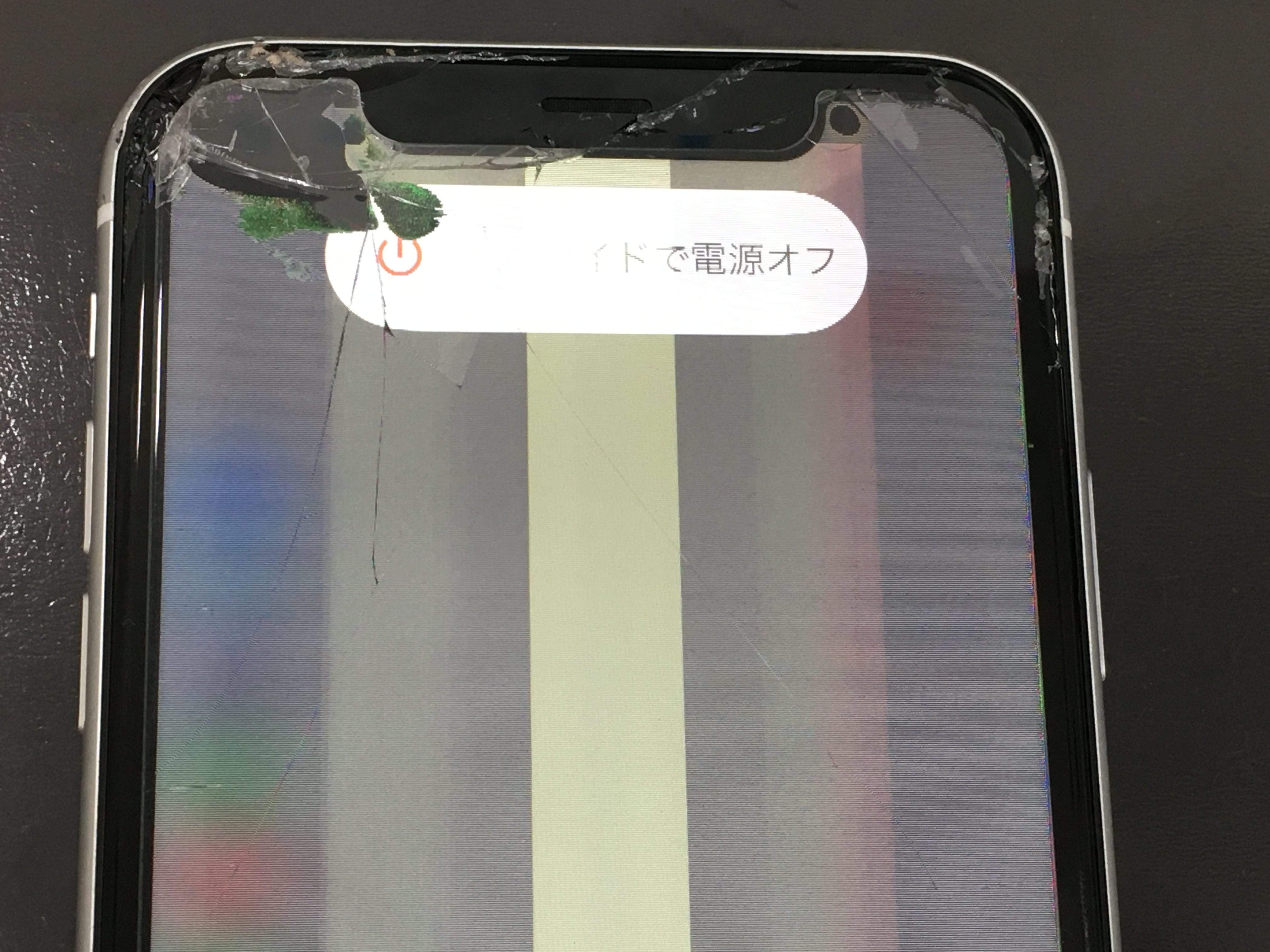 画面割れ、液漏れ、表示不良のiPhoneXRも、即日きれいになりました