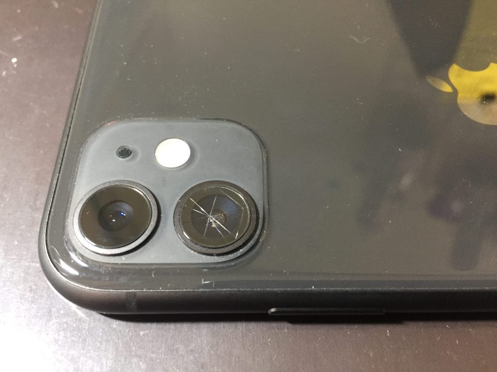 落下でヒビが入ったiPhone11のカメラレンズが修理で綺麗に！ | スマ