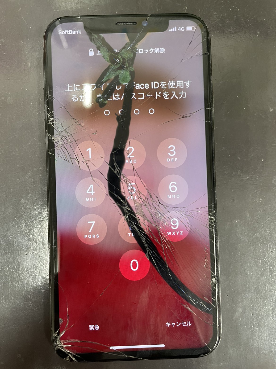 iPhoneXSの液晶が真っ二つに壊れてしまっております。 | スマ