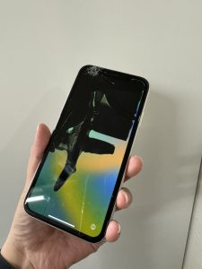 iPhone11の画面に黒いシミが出た