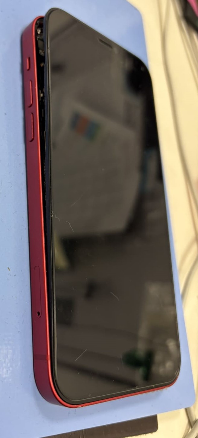 iPhone12の画面が・・・バッテリーが膨張して押し上げられている状態