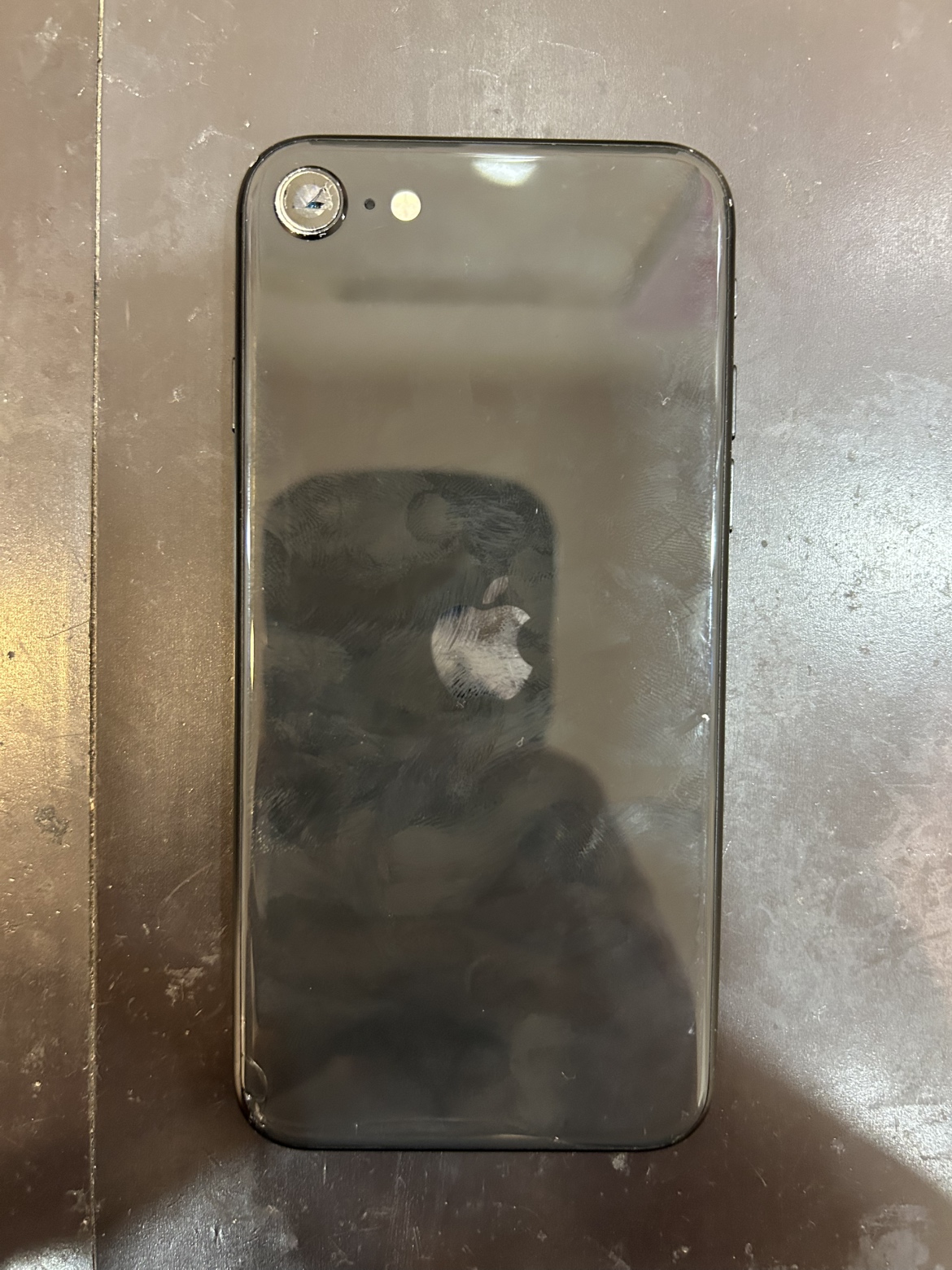 iPhoneのアウトカメラレンズが割れてしまった！？iPhoneSE（第2世代
