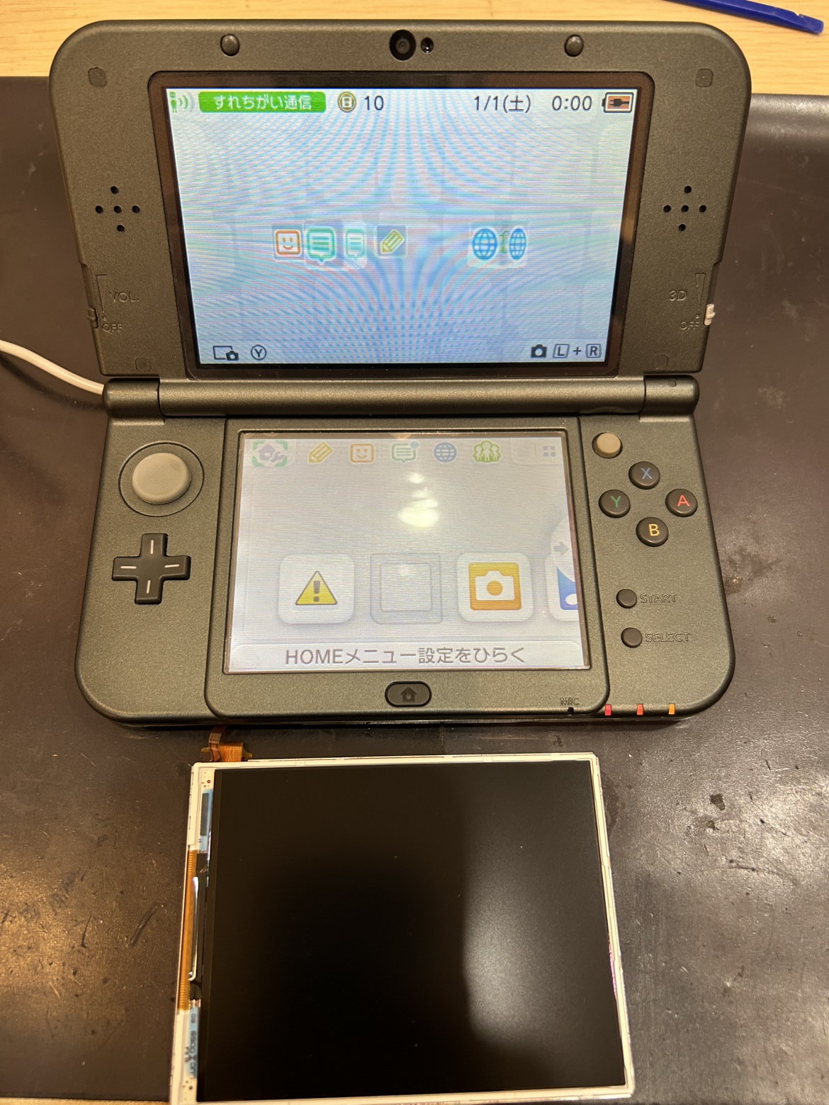 New 3DS LLの下画面に青い液晶表示不良…液晶交換をおこないました