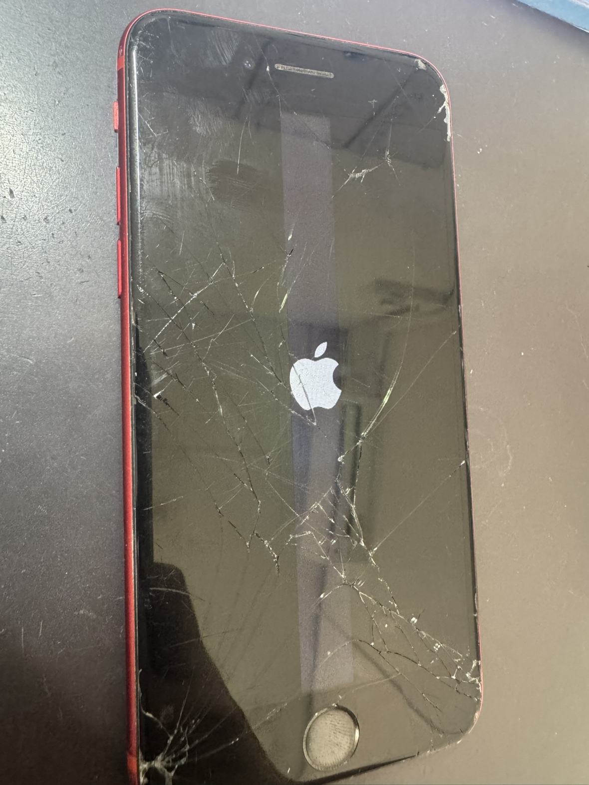 iPhone SE第二世代】画面がバキバキに割れてしまった！ | スマ