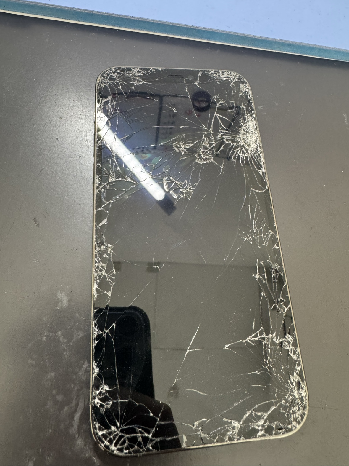 iPhone12pro】画面がバキバキに割れてしまったiPhone！！放って