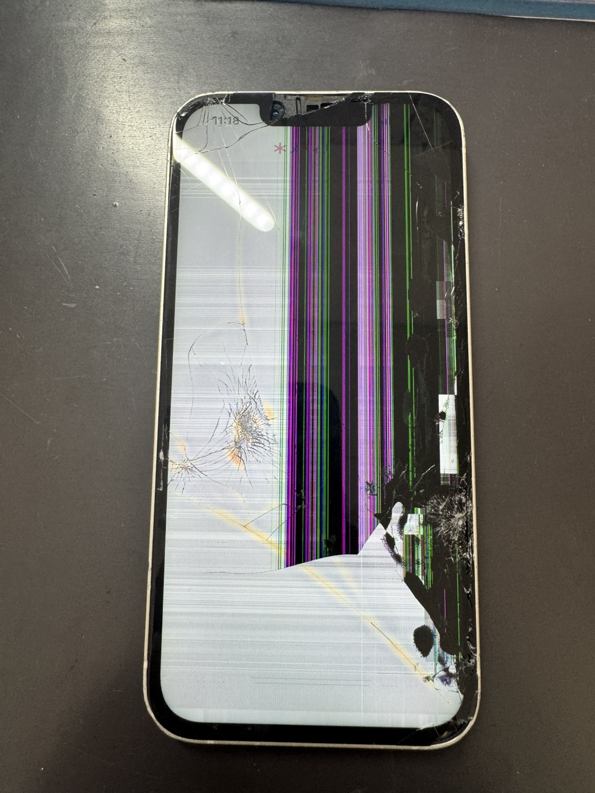 iPhone 13】誤って落としてしまい画面表示不良になってしまった端末も