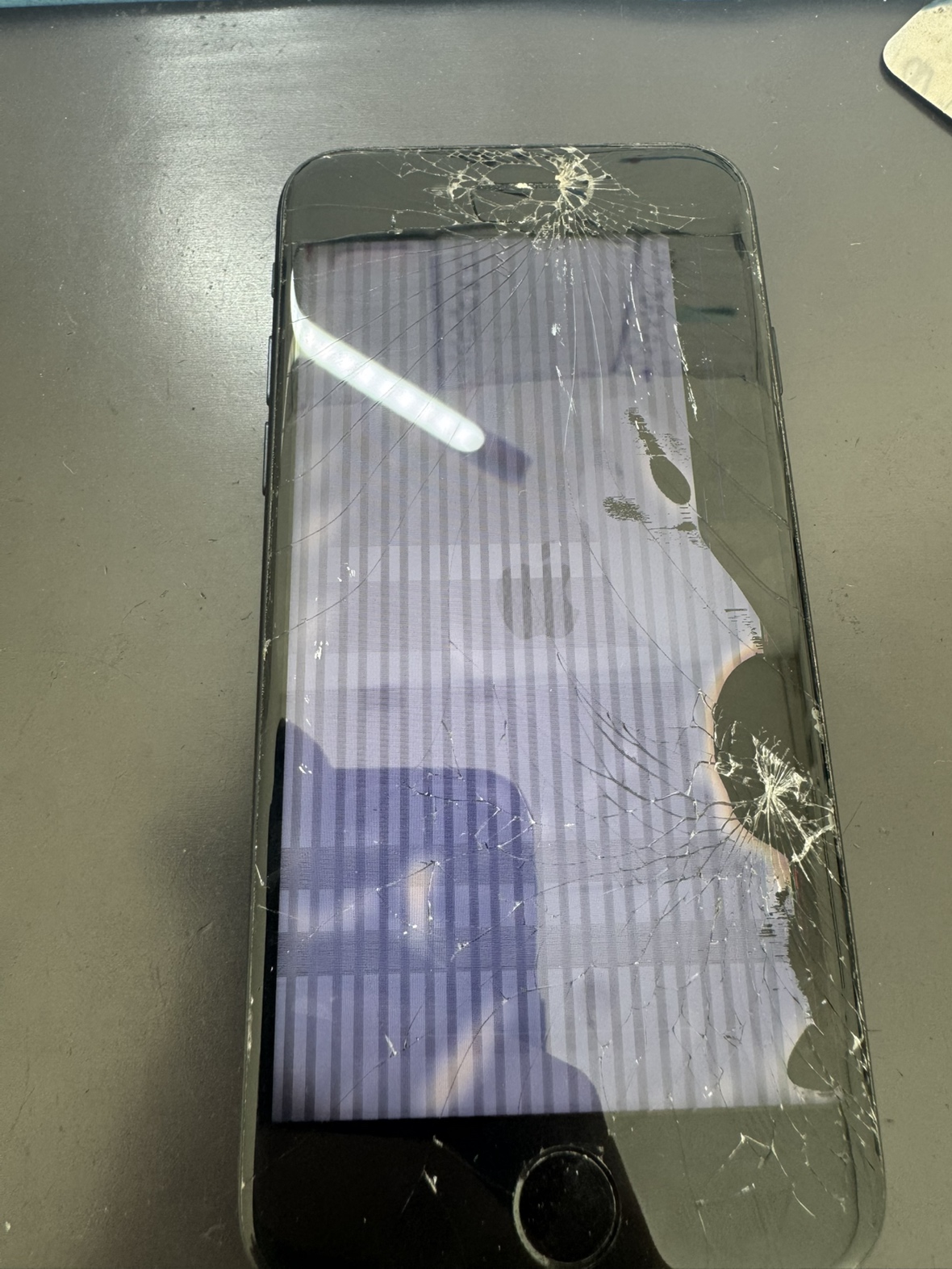 iPhoneSE第三世代】重度の画面割れと液晶漏れも即日修理が可能です