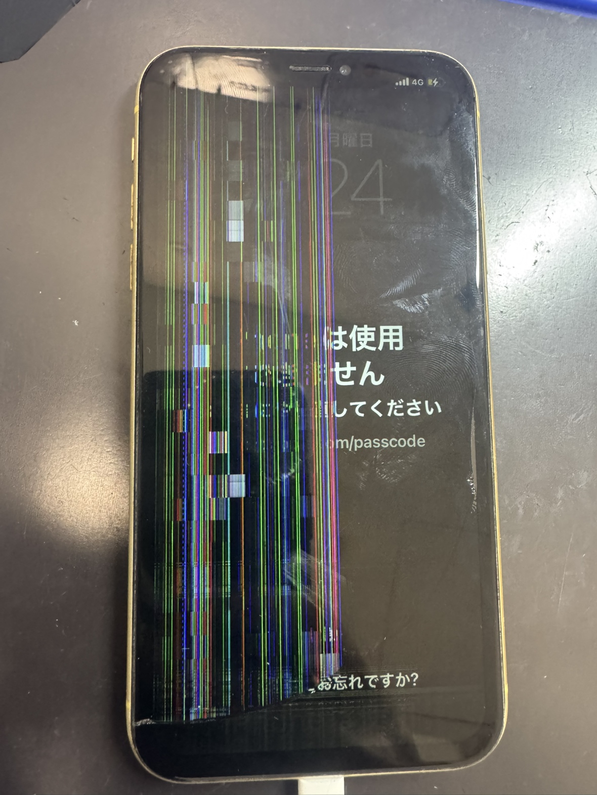 iPhoneXR】誤って落としてしまい画面に沢山の縦線が入ってしまった