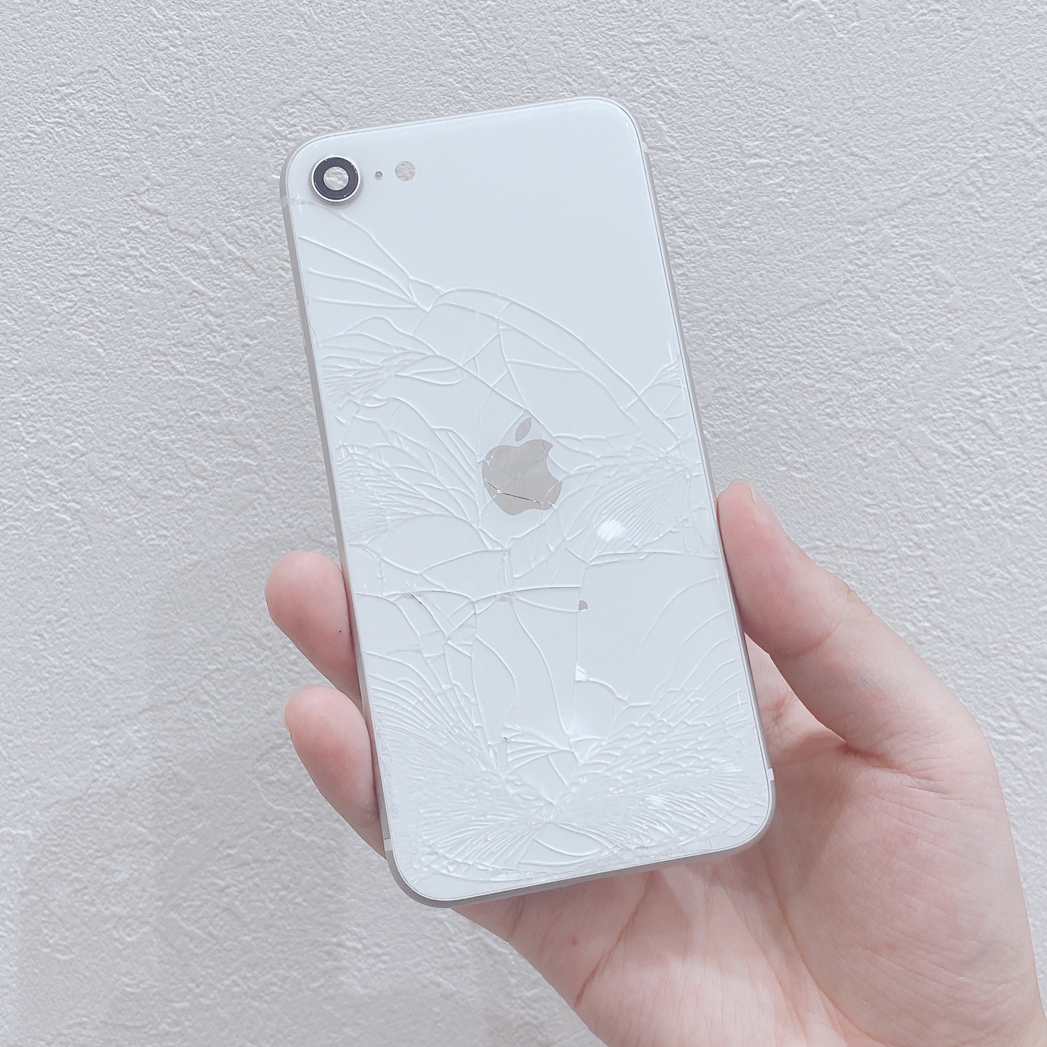 iPhoneSE(第2世代)の背面ガラス割れを修理させていただきました 