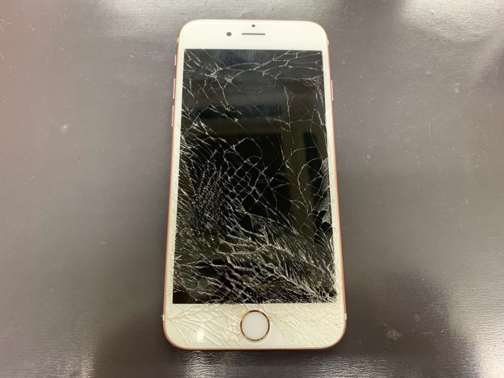 画面全体がバキバキに割れてしまったiphone6s スマホスピタル心斎橋店