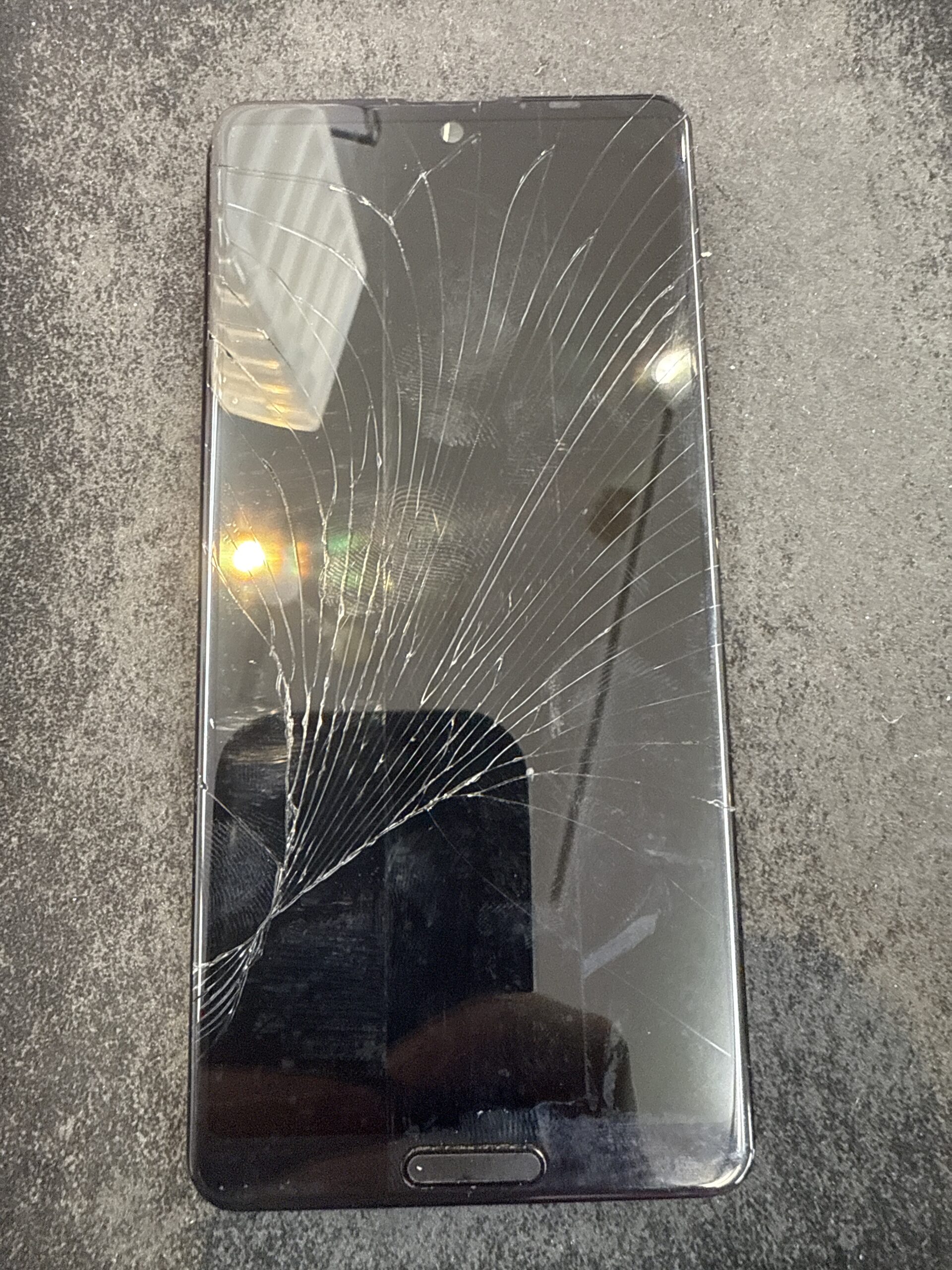 重度画面割れ状態のAQUOS sense 5G