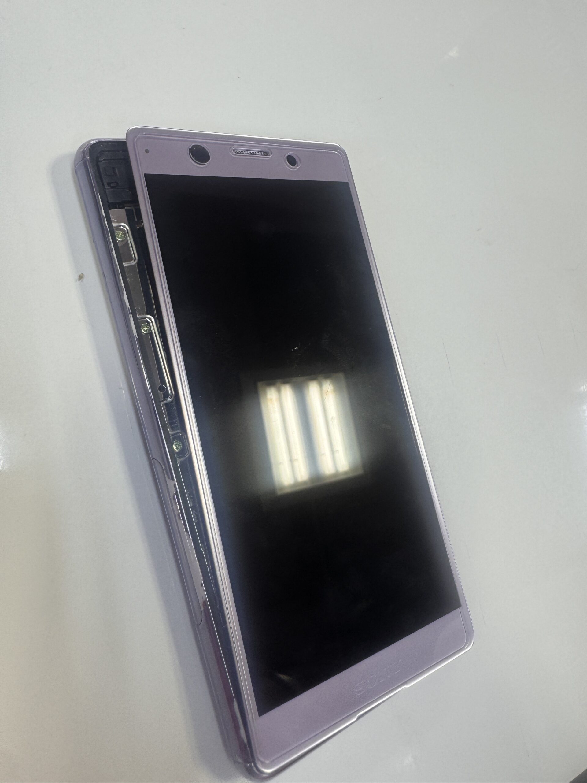 隙間ができたスマホ