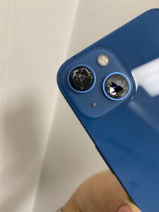 iPhone13のカメラレンズ割れをスマホスピタル洛南イオン店で修理しました