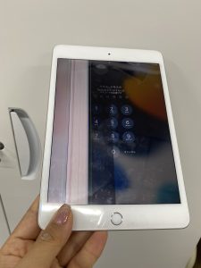 iPad6の液晶に線が出て映らない部分が！これも修理できます！