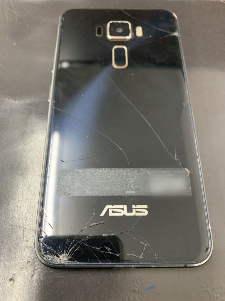 ASUS　zenfone　背面パネル割れ　修理前