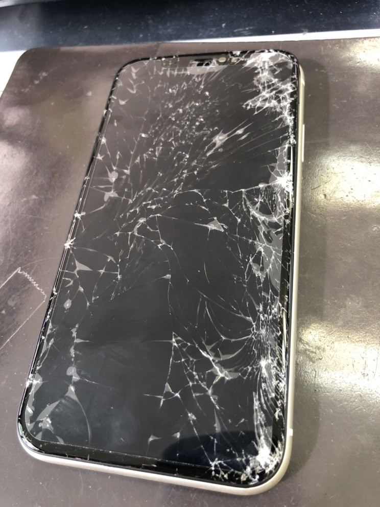 iPhone 11 画面　液晶　割れ　破損　故障　交換　修理　タッチ　効かない　バキバキ　大阪　天王寺　阿倍野