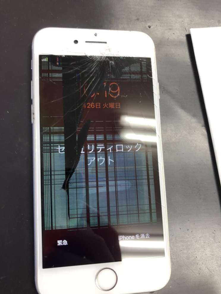 画面が割れてセキュリティロックアウトになったiPhone7の画面