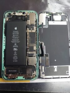 解体されるiPhone