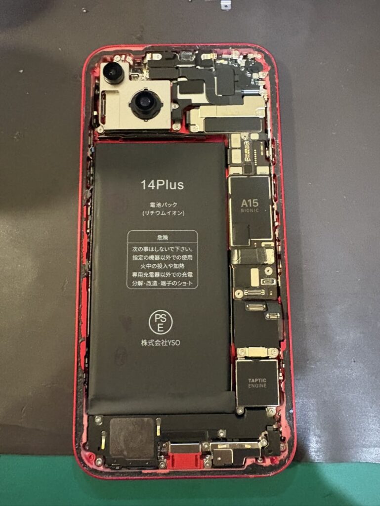 背面を開けたiPhone14Plus