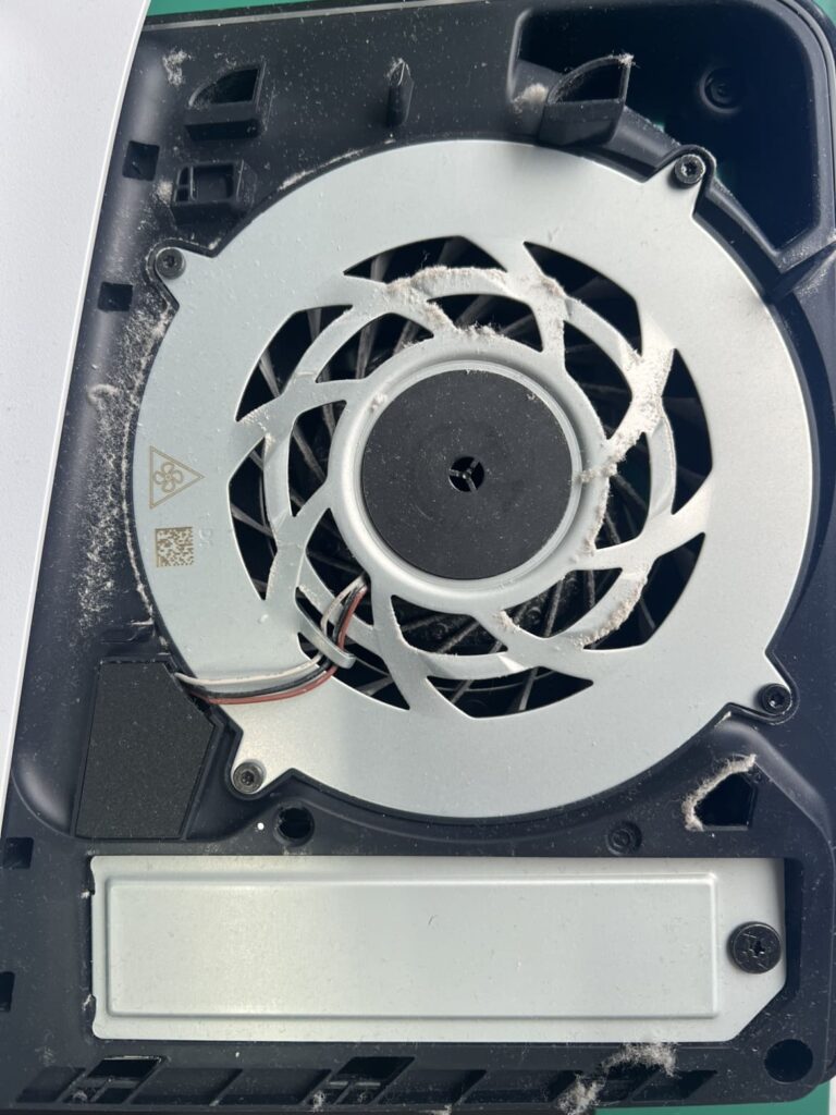 埃の付着したPS5の冷却ファン