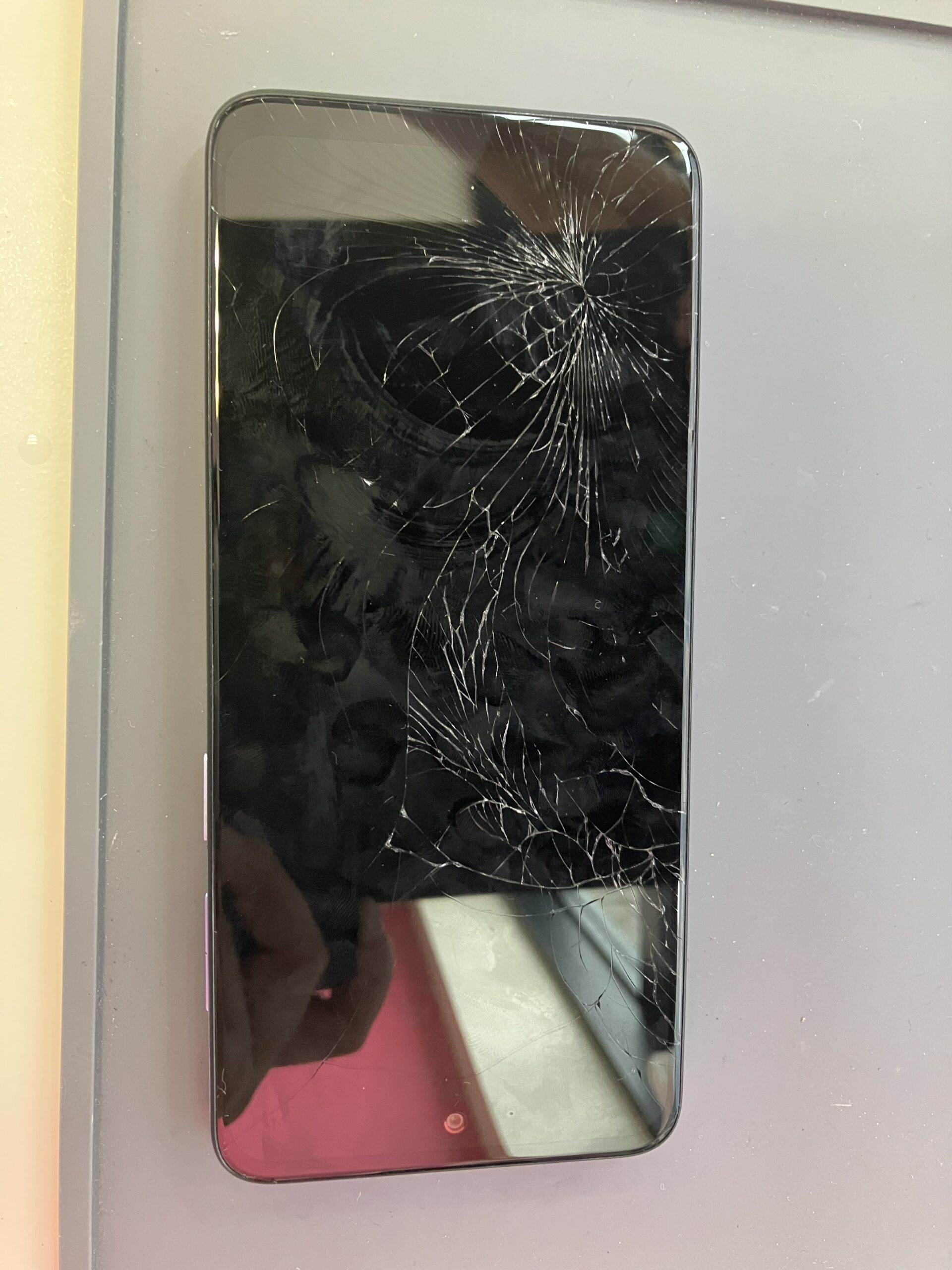 画面が割れた状態のmoto g13