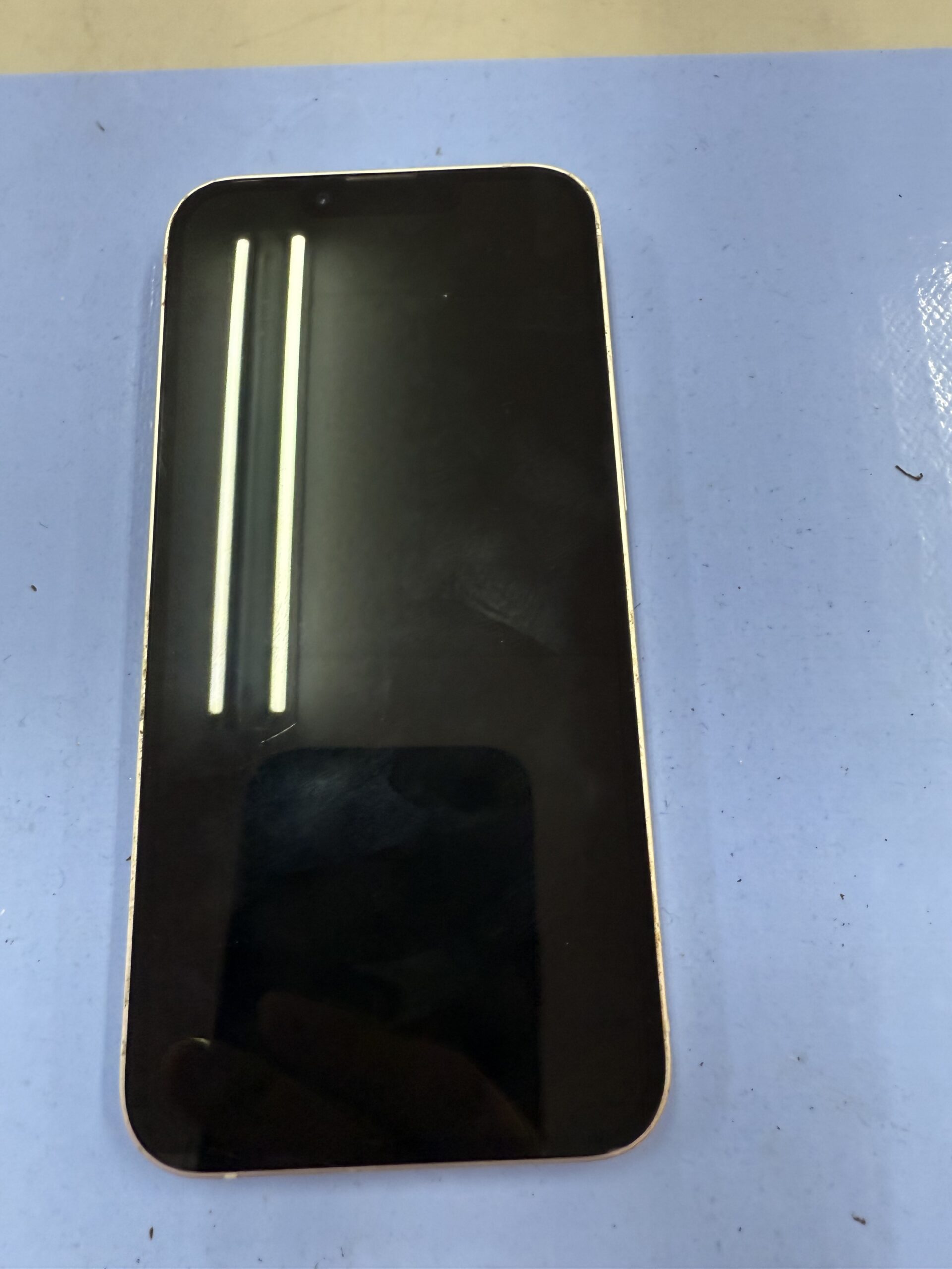画面が不具合の状態のiPhone13