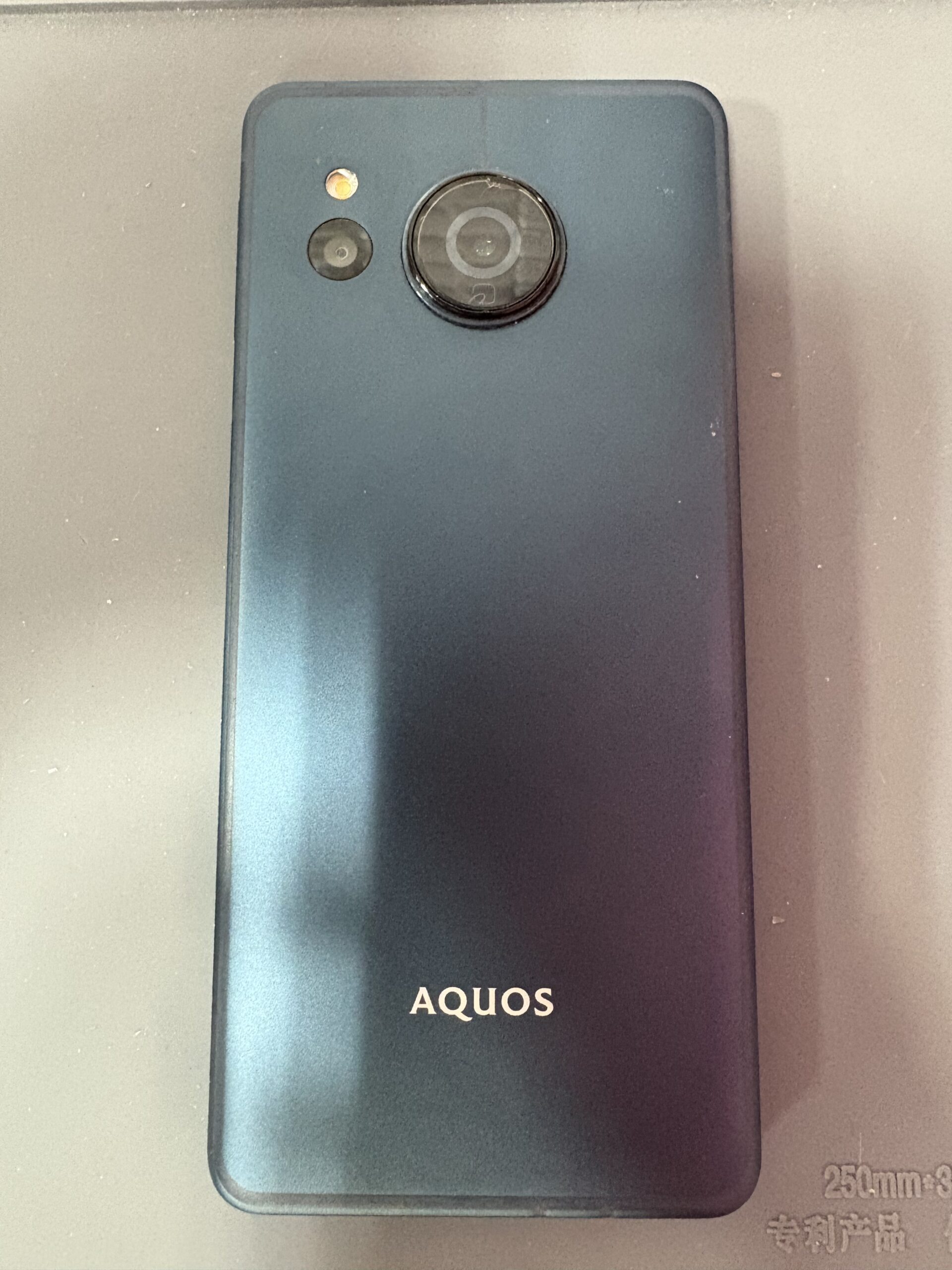 修理前（電源ボタンが押せない　AQUOS sense8）