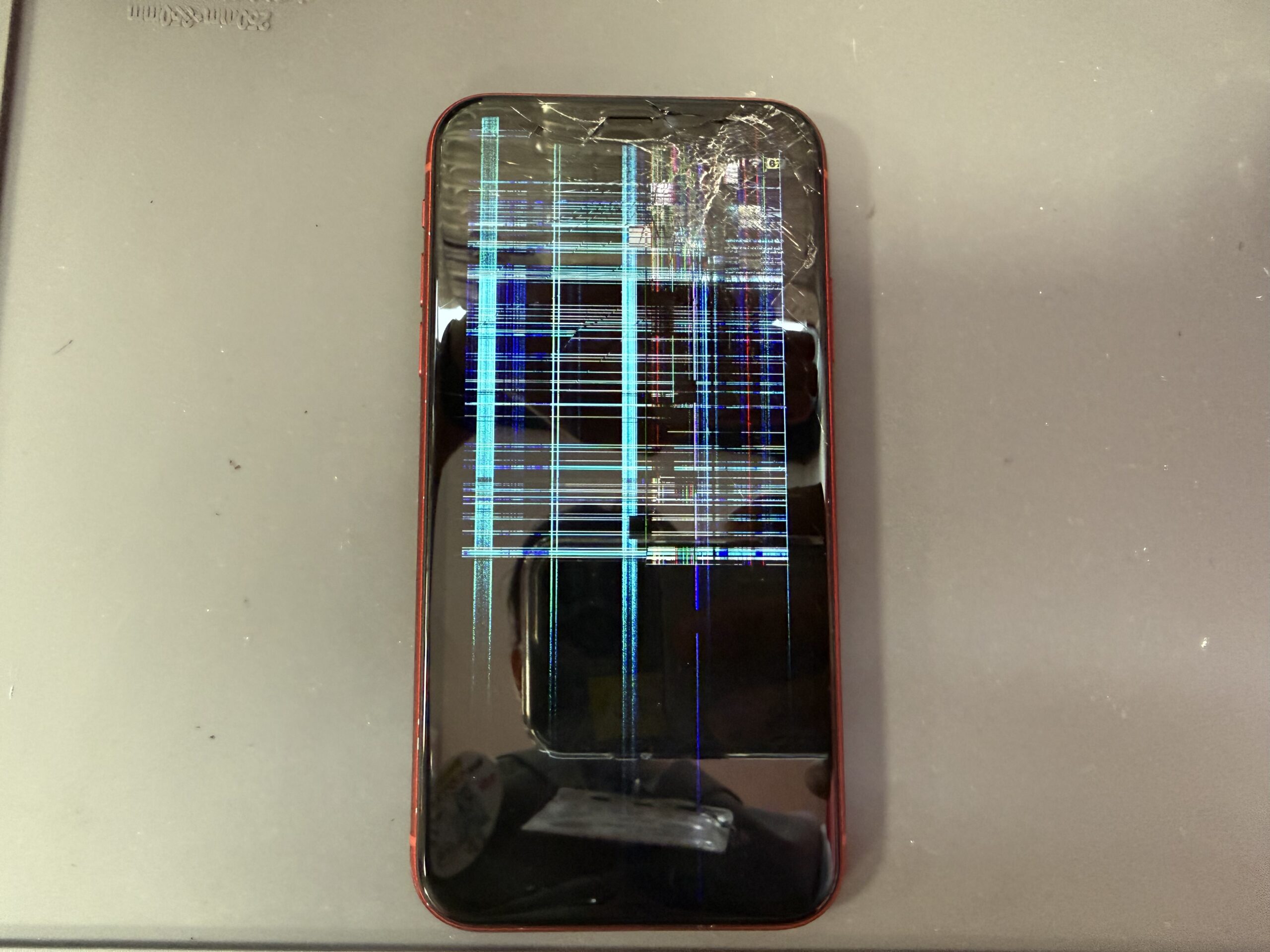 修理前(画面割れの状態 iPhoneXR)