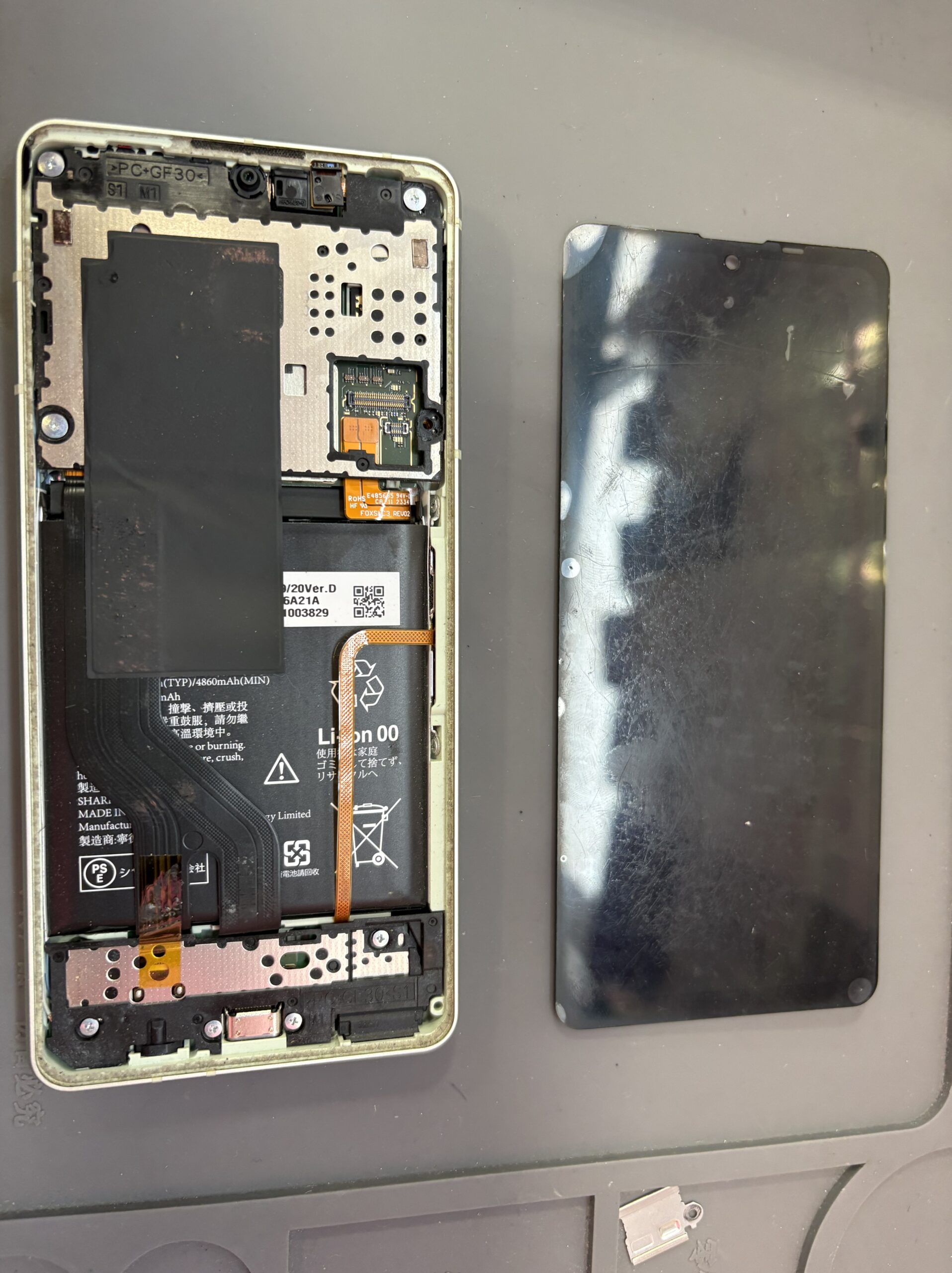 パネルをはずしたAQUOS sense8