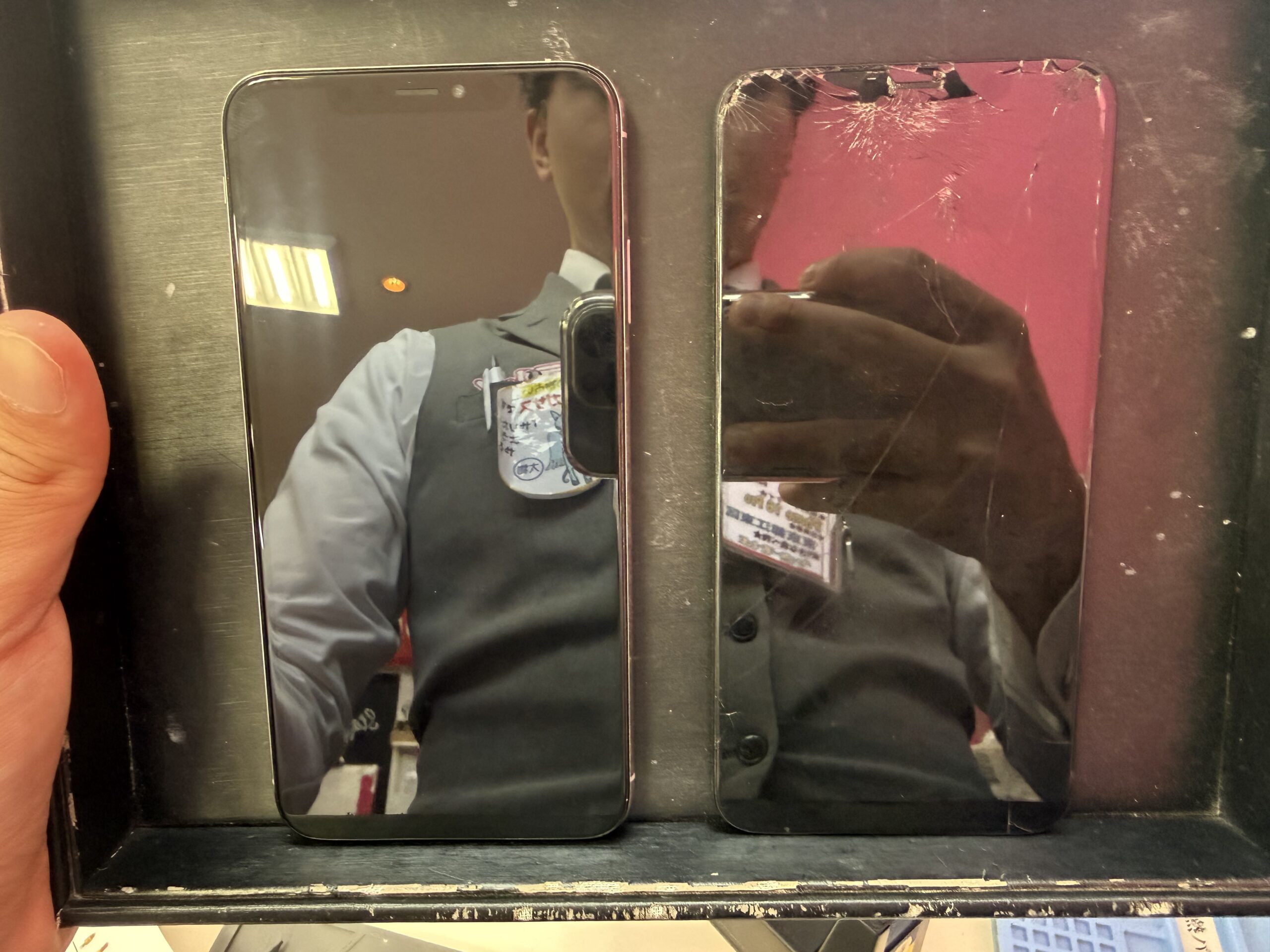 修理前　重度画面割れがある状態のiPhoneXS MAX　