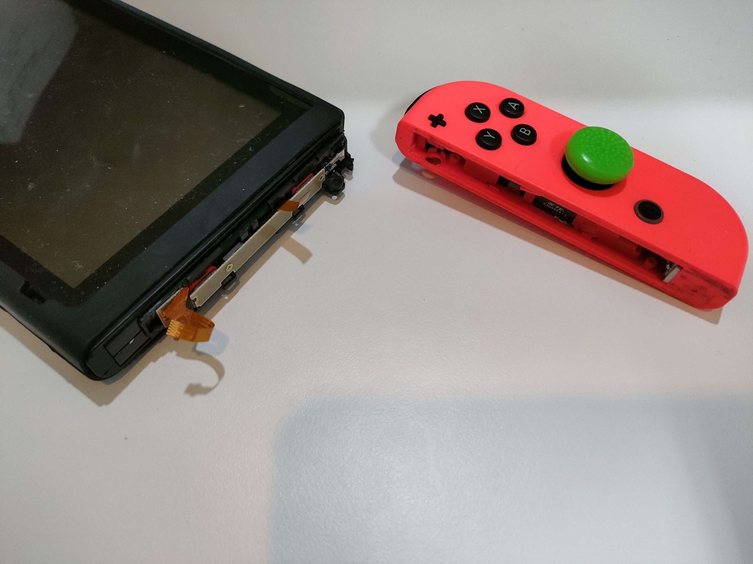Nintendo Switch Joy-Conのレールが外れて中身が見えるようになった