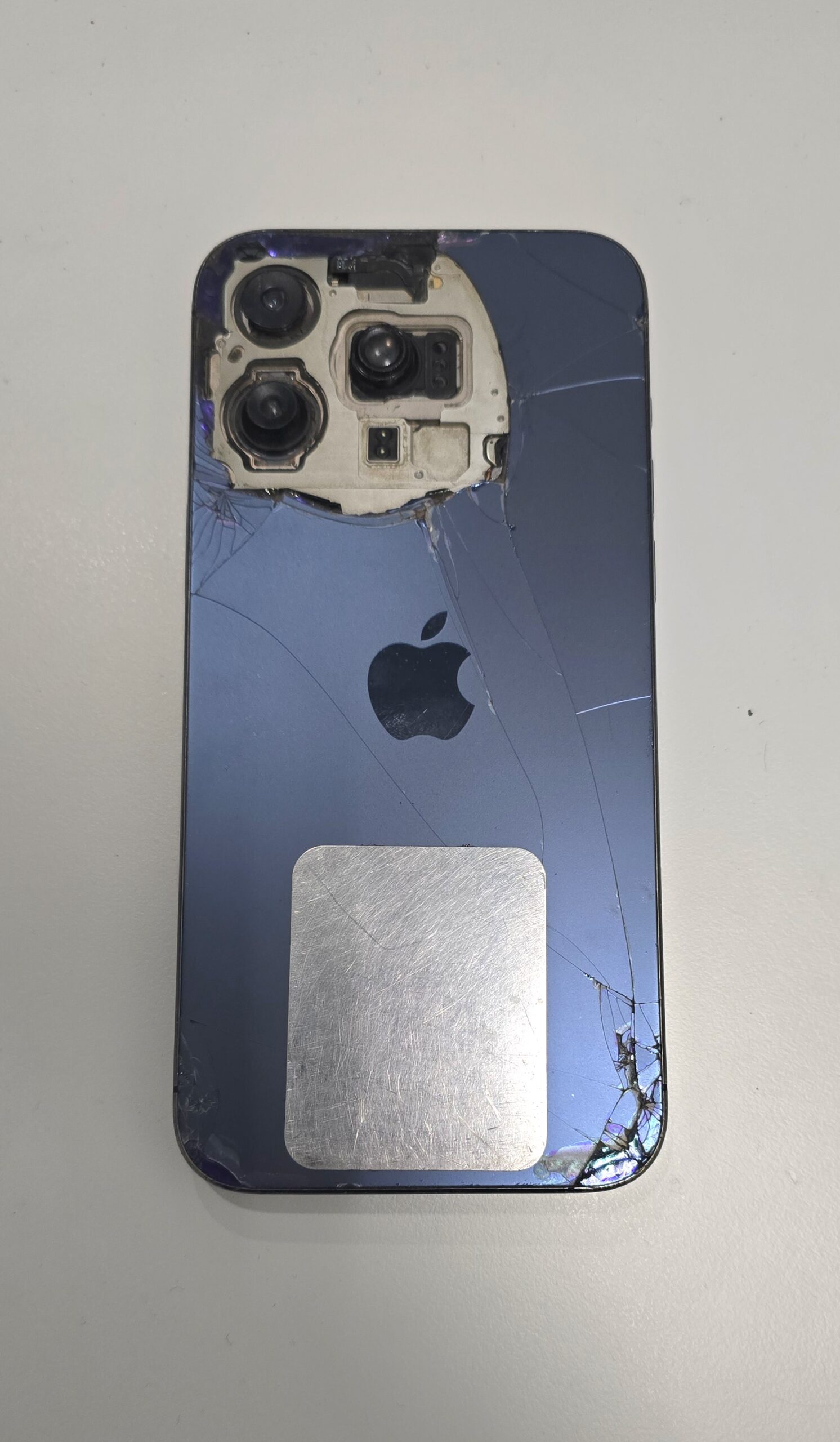 iPhone 15ProMaxの画面と背面の破損も対応可能です！ | スマホスピタル