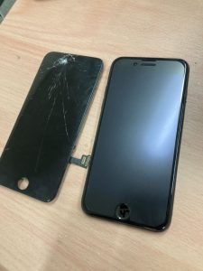 iPhoneSE(第2世代)画面修理後_フィルム貼付けjpeg
