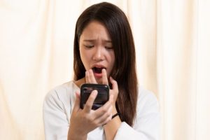 iPhoneにトラブル_悲しむ女性