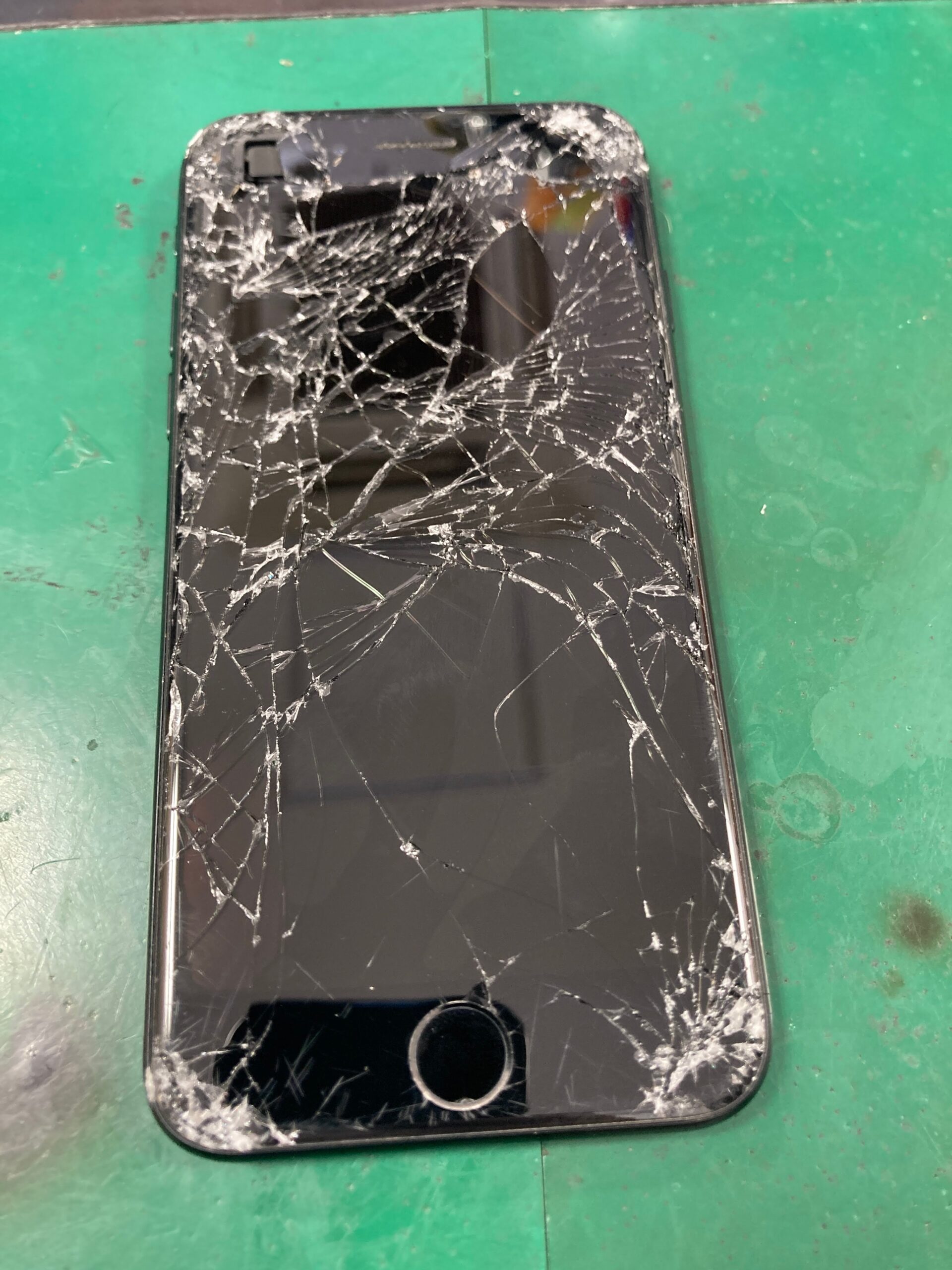 世田谷区】画面が映らないiPhone SE2、画面交換でデータも無事復旧